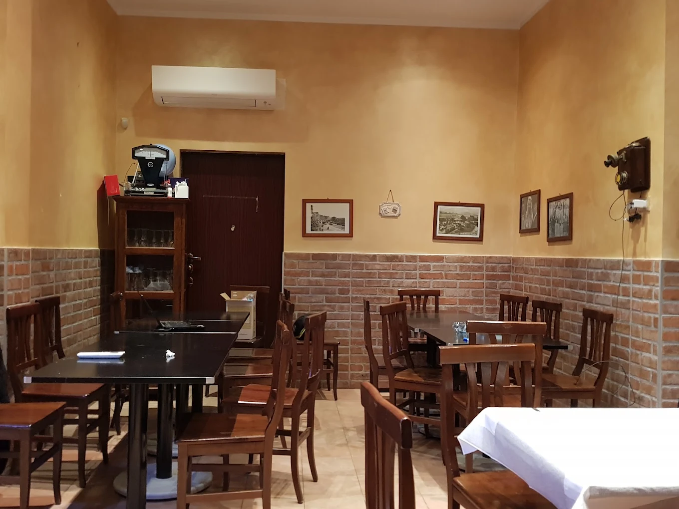 La sala della Pizzeria Cesaroni