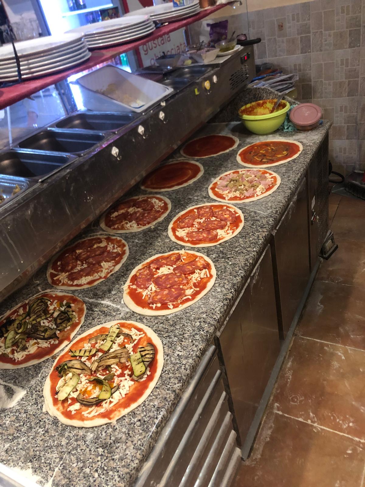 Pizze in preparazione